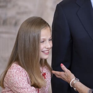 Le roi Felipe VI et la reine Letizia d'Espagne, accompagnés de leurs filles la princesse Leonor des Asturies et l'infante Sofia, assistaient le 19 juin 2019 au palais royal à Madrid à la cérémonie de remise des décorations de l'ordre du Mérite espagnol.