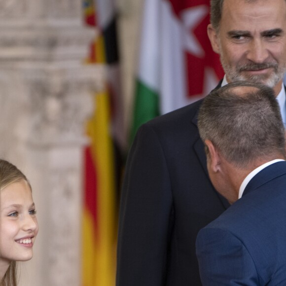 Le roi Felipe VI et la reine Letizia d'Espagne, accompagnés de leurs filles la princesse Leonor des Asturies et l'infante Sofia, assistaient le 19 juin 2019 au palais royal à Madrid à la cérémonie de remise des décorations de l'ordre du Mérite espagnol.