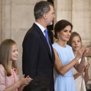 Le roi Felipe VI et la reine Letizia d'Espagne, accompagnés de leurs filles la princesse Leonor des Asturies et l'infante Sofia, assistaient le 19 juin 2019 au palais royal à Madrid à la cérémonie de remise des décorations de l'ordre du Mérite espagnol.