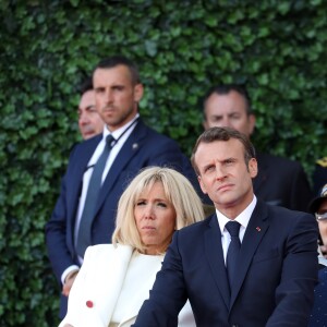 Le président Emmanuel Macron et sa femme Brigitte lors de la cérémonie franco - américaine au cimetière américain de Colleville sur Mer le 6 juin 2019 dans le cadre du 75ème anniversaire du débarquement. © Stéphane Lemouton / Bestimage