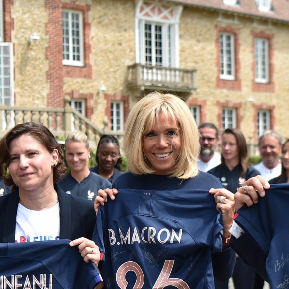 Amandine Henry , Roxana Maracineanu, ministre des sports, Le président Emmanuel Macron, Brigitte Macron - Le président de la République et sa femme au Centre national de Football de Clairefontaine pour déjeuner avec l'équipe de France féminine le 4 juin 2019. © Christian Liewig / Pool / Bestimage
