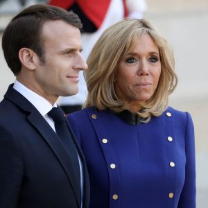 Le président Emmanuel Macron, la première dame Brigitte Macron - Le président de la République française et la première dame raccompagnent le président de la République populaire de Chine et sa femme à l'issue de la visite d'Etat de 2 jours qui s'achève par un entretien au palais de l'Elysée à Paris le 26 mars 2019. © Stéphane Lemouton / Bestimage