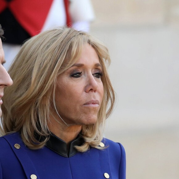 Le président Emmanuel Macron, la première dame Brigitte Macron - Le président de la République française et la première dame raccompagnent le président de la République populaire de Chine et sa femme à l'issue de la visite d'Etat de 2 jours qui s'achève par un entretien au palais de l'Elysée à Paris le 26 mars 2019. © Stéphane Lemouton / Bestimage