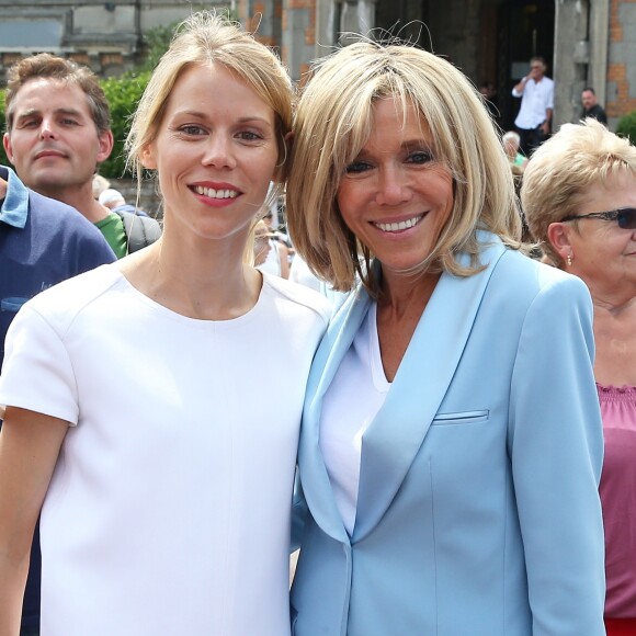 La première dame Brigitte Macron (Trogneux) et sa fille Tiphaine Auzière vont voter à la mairie du Touquet pour le second tour des législatives, au Touquet le 18 juin 2017. © Sébastien Valiela-Dominique Jacovides/Bestimage