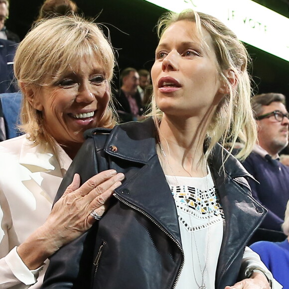Brigitte Trogneux (Macron) et sa fille Tiphaine Auzière - La famille, les amis et soutiens d'Emmanuel Macron dans les tribunes lors du grand meeting d'Emmanuel Macron, candidat d'En Marche! à l'élection présidentielle 2017, à l'AccorHotels Arena à Paris, France, le lundi 17 avril 2017. © Dominique Jacovides-Sébastien Valiela/Bestimage