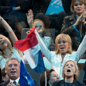 Laurence Auzière Jourdan (cardiologue), Brigitte Trogneux (Macron), Tiphaine Auzière (avocate), le compagnon de T. Auzière, Christelle Auzière et son mari Sébastien Auzière (chercheur en laboratoire pharmaceutique), Gérard Collomb, François Bayrou, Marielle de Sarnez - La famille, les amis et soutiens d'Emmanuel Macron dans les tribunes lors du grand meeting d'Emmanuel Macron, candidat d'En Marche! à l'élection présidentielle 2017, à l'AccorHotels Arena à Paris, France, le lundi 17 avril 2017. © Cyril Moreau/Bestimage