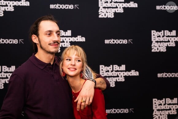 Angèle et son frère le rappeur Roméo Elvis lors de la 8e édition des Red Bull Elektropedia Awards à Bruxelles, Belgique, le 13 novembre 2018.