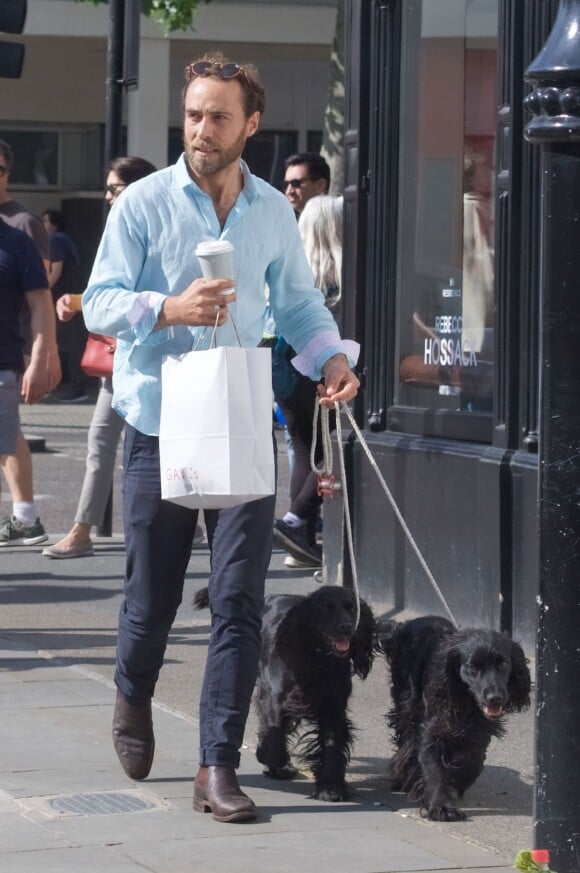 Exclusif - James Middleton va promener ses chiens et faire quelques achats à Londres le 23 Mai 2019.
