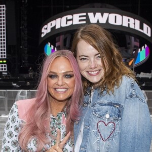 Emma Stone et Emma Bunton Le groupe Haim, Danielle Haim, Este Haim et Alana Haim, et Emma Stone posent avec les Spice Girls Emma Bunton, Mel B (Melanie Brown), Melanie C (Melanie Chisholm), Geri Horner (Geri Halliwell) avant le concert des Spice Girls dans le cadre de leur tournée Spice World UK au stade de Wembley à Londres, Royaume Uni, le 13 juin 2019.