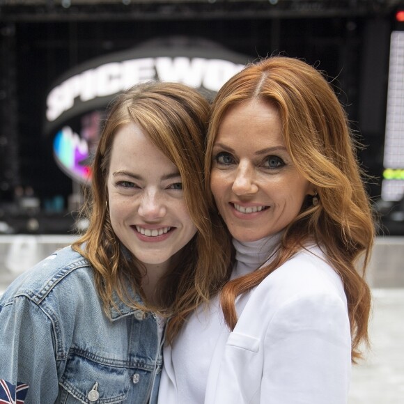 Emma Stone et Geri Horner (Geri Halliwell) Le groupe Haim, Danielle Haim, Este Haim et Alana Haim, et Emma Stone posent avec les Spice Girls Emma Bunton, Mel B (Melanie Brown), Melanie C (Melanie Chisholm), Geri Horner (Geri Halliwell) avant le concert des Spice Girls dans le cadre de leur tournée Spice World UK au stade de Wembley à Londres, Royaume Uni, le 13 juin 2019.