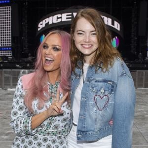 Emma Stone et Emma Bunton Le groupe Haim, Danielle Haim, Este Haim et Alana Haim, et Emma Stone posent avec les Spice Girls Emma Bunton, Mel B (Melanie Brown), Melanie C (Melanie Chisholm), Geri Horner (Geri Halliwell) avant le concert des Spice Girls dans le cadre de leur tournée Spice World UK au stade de Wembley à Londres, Royaume Uni, le 13 juin 2019.