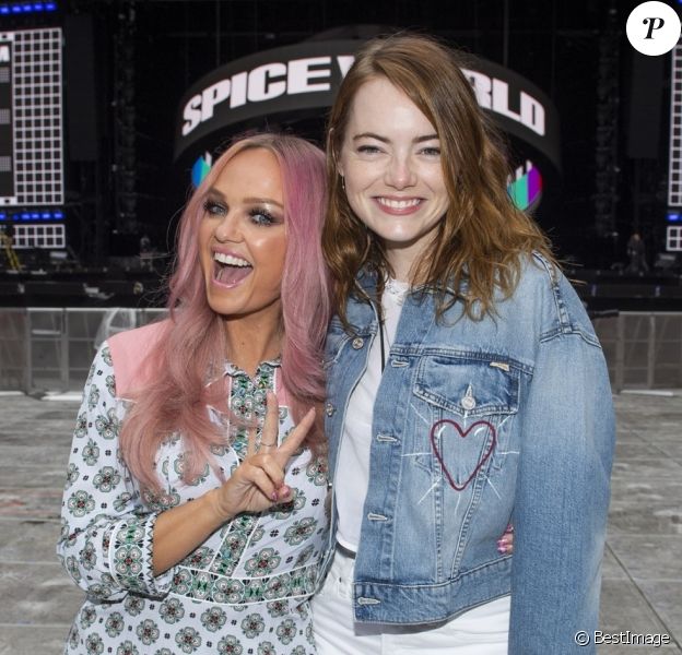 Emma Stone et Emma Bunton Le groupe Haim, Danielle Haim, Este Haim et Alana Haim, et Emma Stone posent avec les Spice Girls Emma Bunton, Mel B (Melanie Brown), Melanie C (Melanie Chisholm), Geri Horner (Geri Halliwell) avant le concert des Spice Girls dans le cadre de leur tournée Spice World UK au stade de Wembley à Londres, Royaume Uni, le 13 juin 2019.