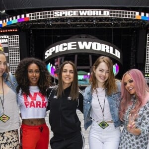 Le groupe Haim, Danielle Haim, Este Haim et Alana Haim, et Emma Stone posent avec les Spice Girls Emma Bunton, Mel B (Melanie Brown), Melanie C (Melanie Chisholm), Geri Horner (Geri Halliwell) avant le concert des Spice Girls dans le cadre de leur tournée Spice World UK au stade de Wembley à Londres, Royaume Uni, le 13 juin 2019.