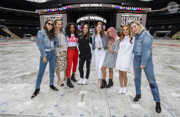 Le groupe Haim, Danielle Haim, Este Haim et Alana Haim, et Emma Stone posent avec les Spice Girls Emma Bunton, Mel B (Melanie Brown), Melanie C (Melanie Chisholm), Geri Horner (Geri Halliwell) avant le concert des Spice Girls dans le cadre de leur tournée Spice World UK au stade de Wembley à Londres, Royaume Uni, le 13 juin 2019.