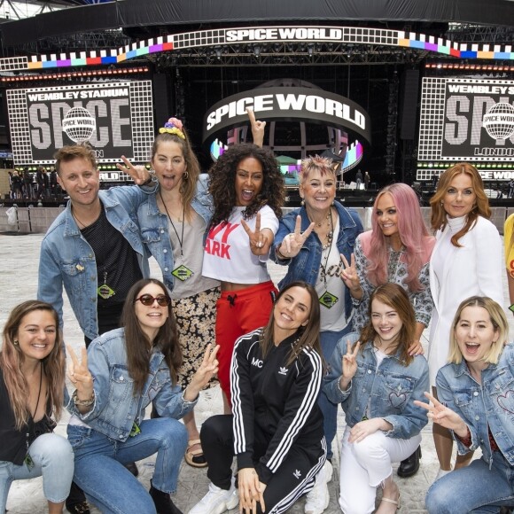 Le groupe Haim, Danielle Haim, Este Haim et Alana Haim, et Emma Stone posent avec les Spice Girls Emma Bunton, Mel B (Melanie Brown), Melanie C (Melanie Chisholm), Geri Horner (Geri Halliwell) avant le concert des Spice Girls dans le cadre de leur tournée Spice World UK au stade de Wembley à Londres, Royaume Uni, le 13 juin 2019.