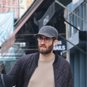 Emma Stone et son compagnon Dave McCary se promènent à New York, le 30 avril 2019.