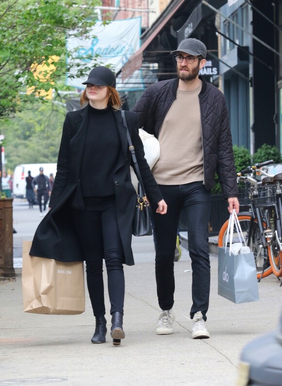 Emma Stone et son compagnon Dave McCary se promènent à New York, le 30 avril 2019.