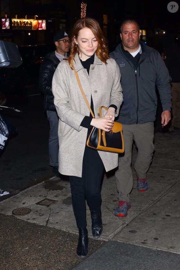 Emma Stone arrive aux studios de la NBC après avoir diner dans un restaurant à New York, le 9 avril 2019.