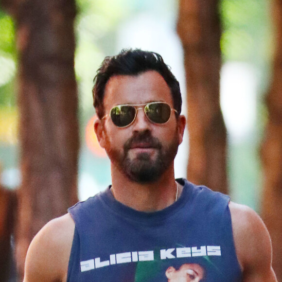 Justin Theroux se promène avec un ami dans les rues de New York, le 9 juin 2019. Il porte un débardeur vintage avec une photo de la chanteuse A. Keys!