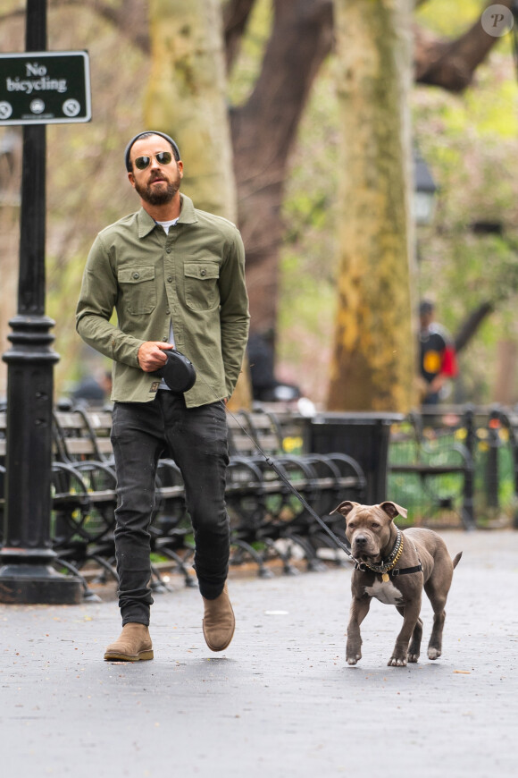 Exclusif - Justin Theroux promène son chien à New York, le 20 avril 2019.