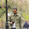 Justin Theroux promène son chien à New York, le 20 avril 2019. New York