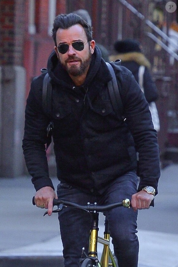 Justin Theroux fait du vélo dans les rues de New York. Justin accuse son voisin Norman Resnicow de battre sa femme... Le 25 février 2019