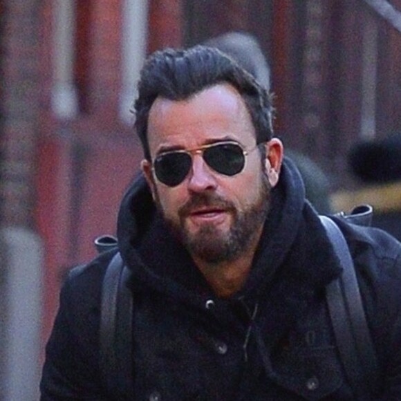 Justin Theroux fait du vélo dans les rues de New York. Justin accuse son voisin Norman Resnicow de battre sa femme... Le 25 février 2019