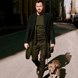 Justin Theroux marche dans les rues de New York avec son chien, Avril 2019.