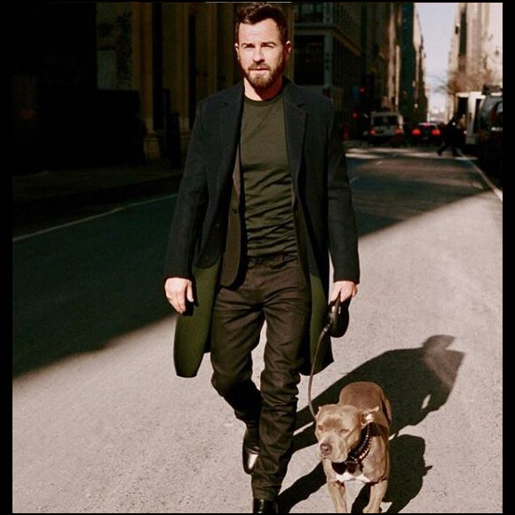 Justin Theroux marche dans les rues de New York avec son chien, Avril 2019.