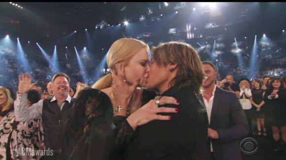 Nicole Kidman embrasse et félicite son mari Keith Urban qui a gagné le prix de "L'artiste de l'année" lors de la 54ème cérémonie des ACM Awards Academy of Country Music Awards au MGM Grand Hotel & Casino à Las Vegas, le 7 avril 2019