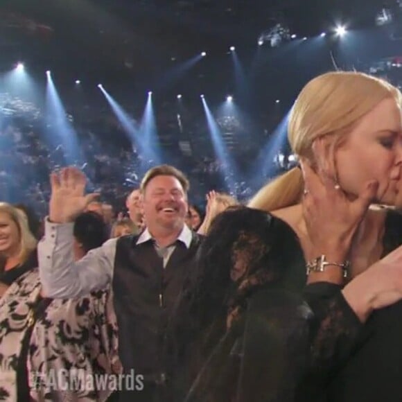 Nicole Kidman embrasse et félicite son mari Keith Urban qui a gagné le prix de "L'artiste de l'année" lors de la 54ème cérémonie des ACM Awards Academy of Country Music Awards au MGM Grand Hotel & Casino à Las Vegas, le 7 avril 2019