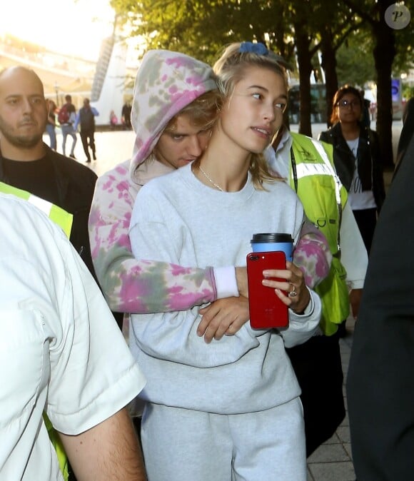 Justin Bieber et sa fiancée Hailey Baldwin s'embrassent dans la file d'attente de la grande roue de Londres, le London Eye, le 18 septembre 2018.