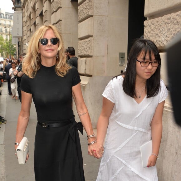 Meg Ryan arrive au Pavillon Cambon Capucines pour assister au défilé Schiaparelli haute couture Automne-Hiver 2019/2020 à Paris le 1er juillet 2019. © Veeren Ramsamy-Christophe