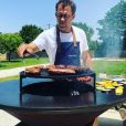 Michel Sarran prépare un barbecue pour le mariage de sa fille, le 28 juin 2019