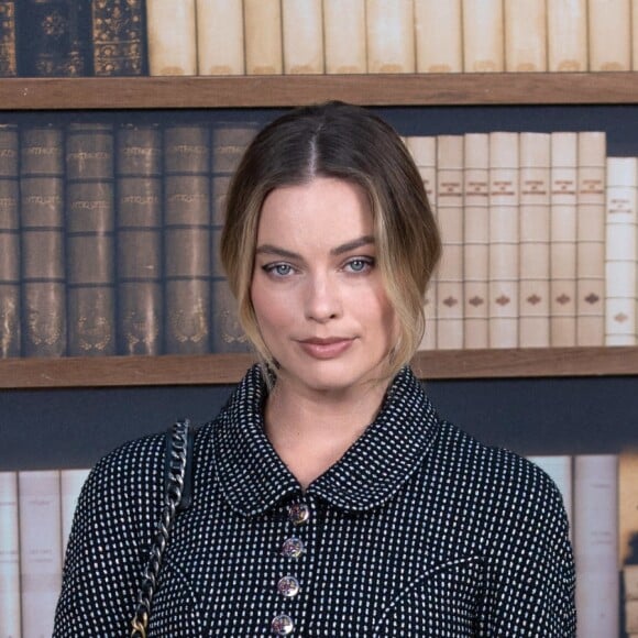 Margot Robbie assiste au défilé de mode Haute-Couture 2019/2020 "Chanel" à Paris. Le 2 juillet 2019.