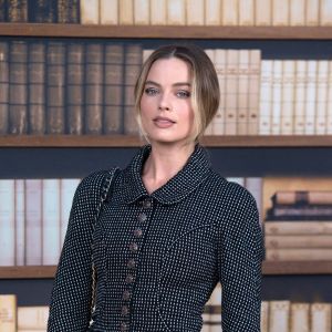 Margot Robbie assiste au défilé de mode Haute-Couture 2019/2020 "Chanel" à Paris. Le 2 juillet 2019.