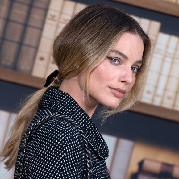 Margot Robbie assiste au défilé de mode Haute-Couture 2019/2020 "Chanel" à Paris. Le 2 juillet 2019.