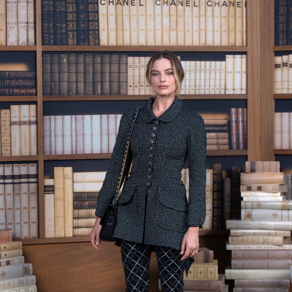Margot Robbie assiste au défilé de mode Haute-Couture 2019/2020 "Chanel" à Paris. Le 2 juillet 2019.