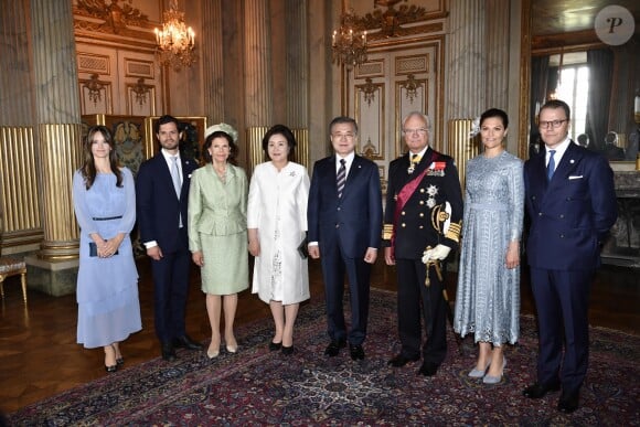 La princesse Sofia et le prince Carl Philip de Suède avec la famille royale au palais lors de la réception du couple présidentiel coréen le 13 juin 2019.