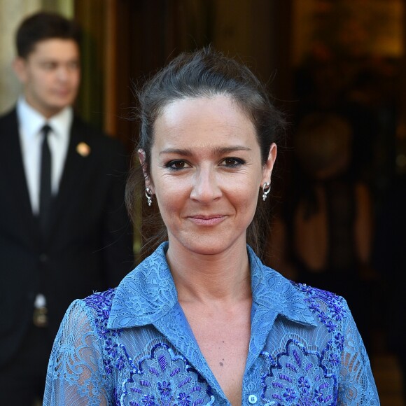 Emmanuelle Boidron (robe chemise Christophe Guillarmé en dentelle bleue rebrodée, parée par Charriol Genève, pochette et escarpins Carmen Steffens) - 25e gala "Musique contre l'oubli" donné au profit d'Amnesty International au théâtre des Champs-Elysées à Paris le 2 juillet 2019. © Giancarlo Gorassini/Bestimage