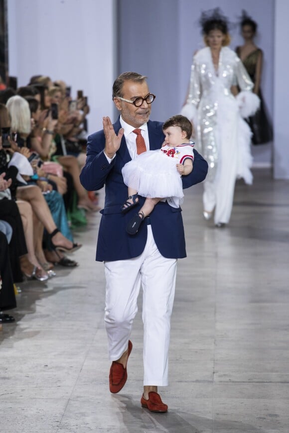 Le styliste Georges Chakra et sa petite-fille lors du défilé de mode Haute-Couture automne-hiver 2019/2020 "Georges Chakra" au Palais de Tokyo à Paris. Le 1er juillet 2019