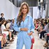 Malika Ménard : Canon en combinaison colorée à la Fashion Week