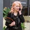 Exclusif - Amber Heard attend un chauffeur devant des bureaux à Los Angeles, le 17 juin 2019.