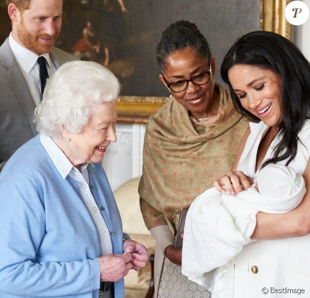 Elizabeth II : Le prince Harry papa, elle n'y croyait plus - Purepeople