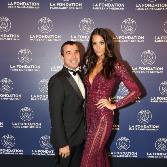 Exclusif - Prix spécial - No Web - Arnaud Lagardère et sa femme Jade Foret - Dîner de gala au profit de la Fondation PSG au Parc des Princes à Paris le 16 mai 2017. La Fondation PSG avait réuni lors de ce 4ème Gala annuel les acteurs du Club (Joueurs foot et hand, staff et dirigeants) ainsi que quelque 400 invités. La vente aux enchères a permis de récolter la somme de 660000 euros. Ces fonds seront utilisés par la Fondation pour développer son programme phare d'école Rouge et Bleu qui a pour but d'aider les enfants de la région parisienne en difficulté scolaire. Parmi les généreux donateurs, C. Hanouna a notamment fait l'acquisition de la combinaison dédicacée de L.Hamilton pour la somme de 10000 euros ainsi que d'un tableau sur toile de Zenoy pour 35000 euros. A. Lagardère a remporté grâce à une ultime enchère à 90000 euros une création " Paris est magique " de l'artiste P.Rubinstein. J. Pastore a acquis un portrait de Verratti de Dabro pour la somme de 44000 euros. Quant au " Wild kong Tribute PSG " de R.Orlinski, il a été acheté par B. Matuidi pour la somme de 64000 euros. © Rachid Bellak/Bestimage