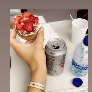 Jade Lagardère déguste une tarte aux fraises, le 4 juillet 2019. Hospitalisation à cause d'un calcul rénal.