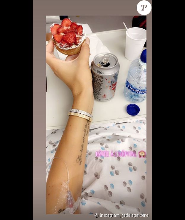 Jade Lagardère déguste une tarte aux fraises, le 4 juillet 2019. Hospitalisation à cause d'un calcul rénal.