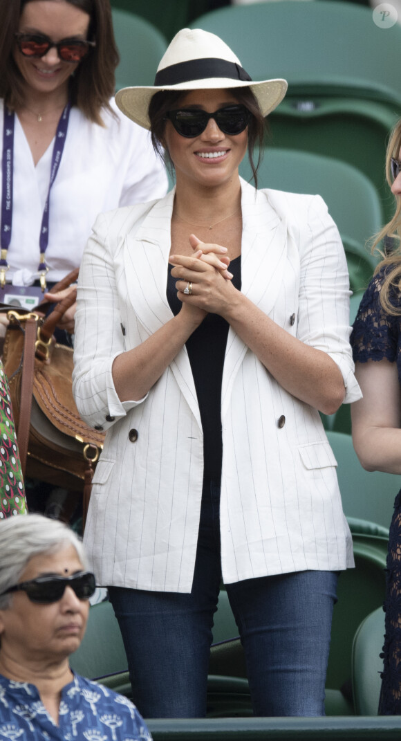 Meghan Markle, duchesse de Sussex, assiste au match "Serena Williams vs Kaja Juvan (2/6 - 6/2 - 6/4)" au Tournoi de Wimbledon 2019, le 4 juillet 2019.