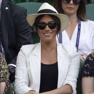 Meghan Markle, duchesse de Sussex, assiste au match "Serena Williams vs Kaja Juvan (2/6 - 6/2 - 6/4)" au Tournoi de Wimbledon 2019, le 4 juillet 2019.