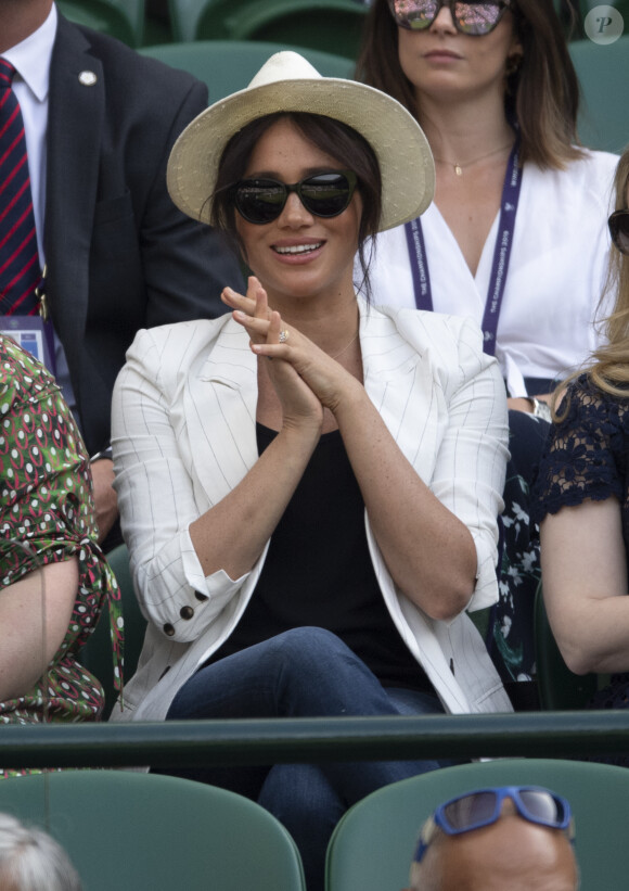 Meghan Markle, duchesse de Sussex, assiste au match "Serena Williams vs Kaja Juvan (2/6 - 6/2 - 6/4)" au Tournoi de Wimbledon 2019, le 4 juillet 2019.
